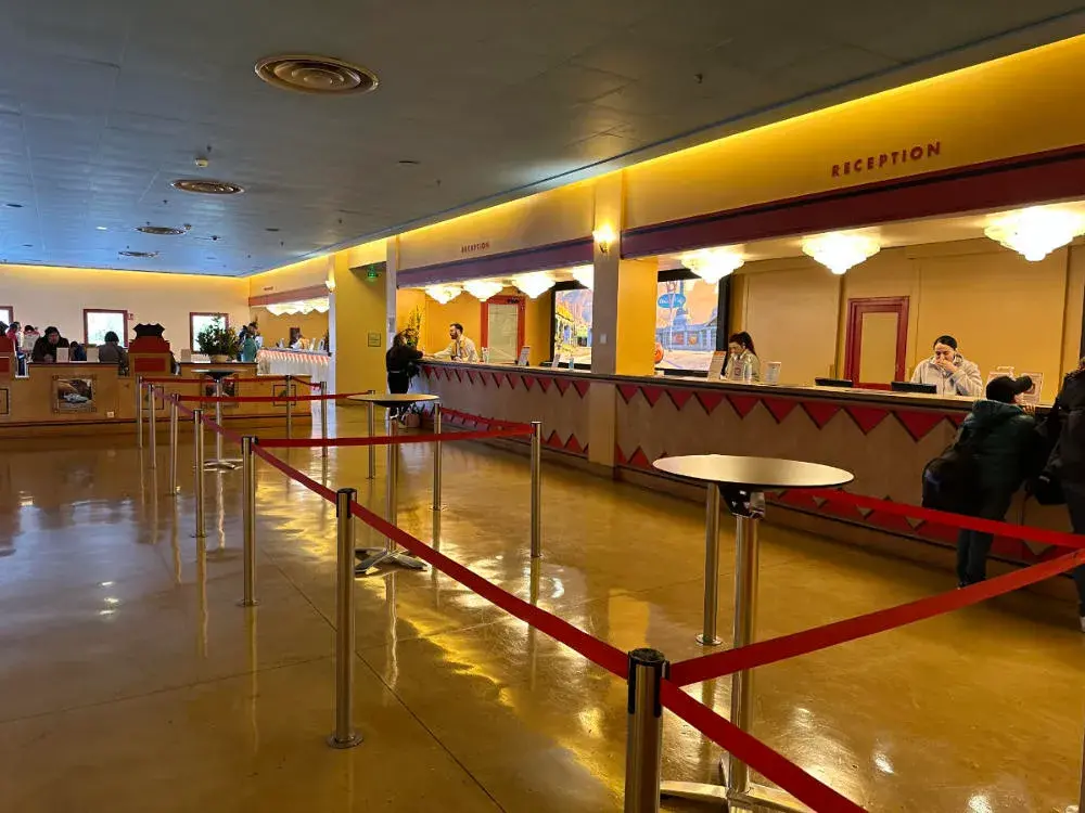 Recepción temática del Hotel Santa Fe Disneyland Paris con detalles de Pixar.